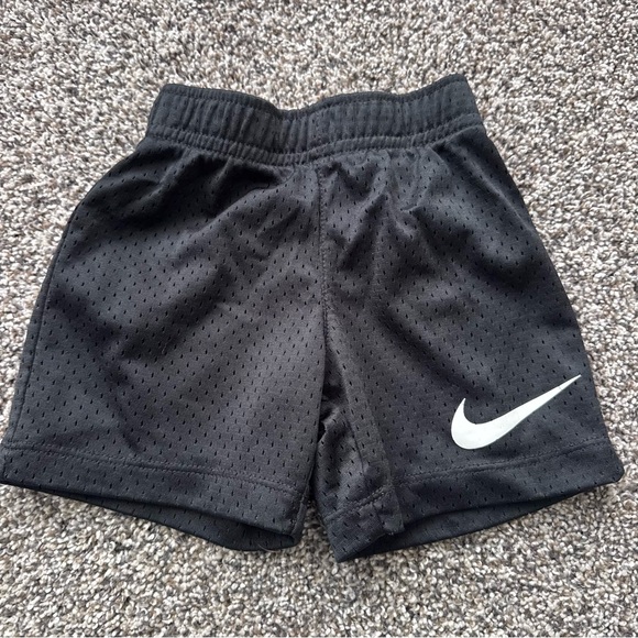 Nike 18 Months T-Shirt and Shorts Set - Picture 4 of 5